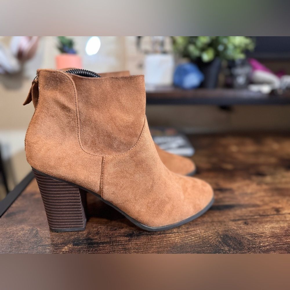 Brash‎ Women's Tan Suede Ankle Booties size 9